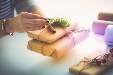 Noel hediye kutusu tutan kadın elinde