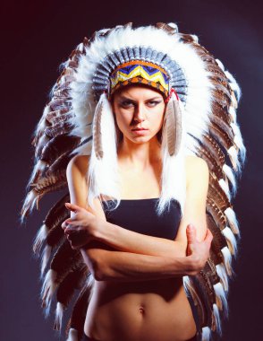 Eşarplı yerli Amerikan kostüm güzel bir kadın. Güzel kadın.