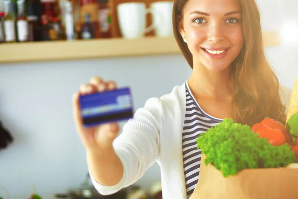 Frau Mit Kreditkarte Und Einkaufstasche Hause Der Küche — Stockfoto