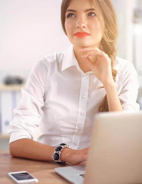Attraktive Geschäftsfrau Sitzt Isoliert Büro — Stockfoto