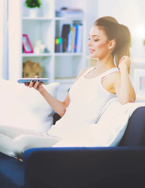 Pretty Woman Her Living Room Sitting Couch Sending Messages — Stock Photo, Image