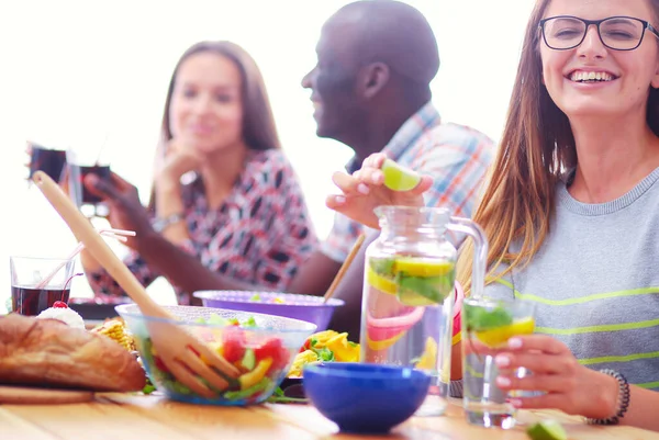 Pandangan Utama Dari Sekelompok Orang Makan Malam Bersama Saat Duduk — Stok Foto