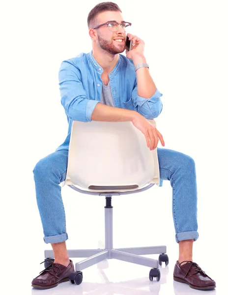 年轻男子坐在椅子上 并使用移动电话 Startupper 年轻的企业家 — 图库照片