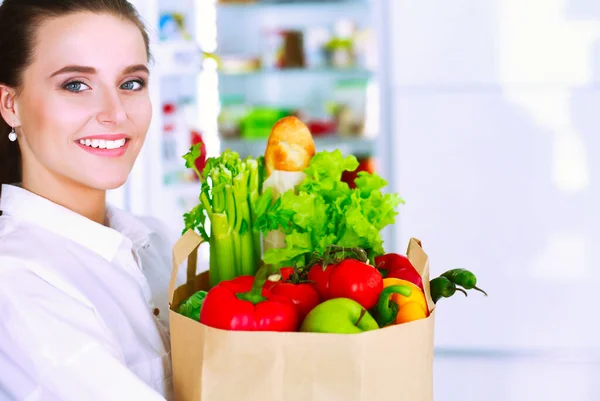 Junge Frau Hält Einkaufstasche Mit Gemüse Der Hand Frau Der — Stockfoto