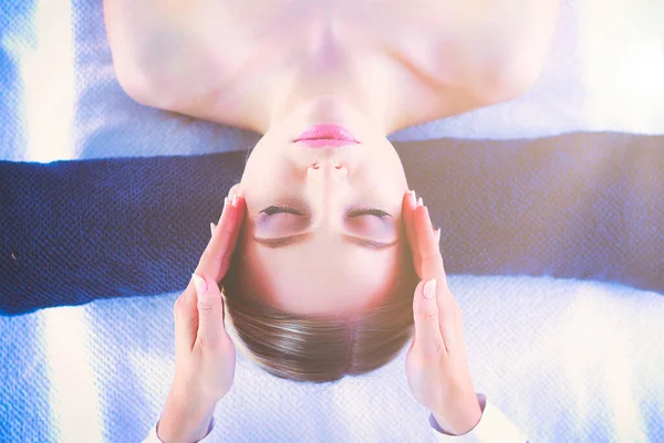 Jovem Deitada Uma Mesa Massagem Relaxando Com Olhos Fechados Mulher — Fotografia de Stock