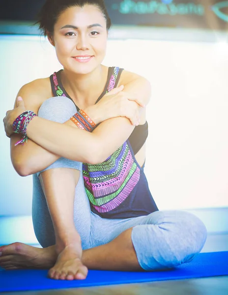 Portrett Smilende Yogakvinne Som Sitter Yogamatte Etter Trening Yogastudio Yoga – stockfoto