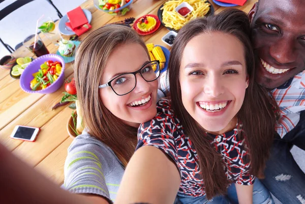 Grupo Pessoas Fazendo Selfie Durante Almoço Mesmo Amigos Amigos São — Fotografia de Stock
