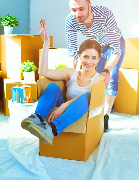 Casal Jovem Feliz Desempacotar Embalar Caixas Mudar Para Uma Nova — Fotografia de Stock