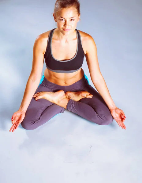 Jonge Vrouw Zittend Vloer Lotuspositie Yoga — Stockfoto