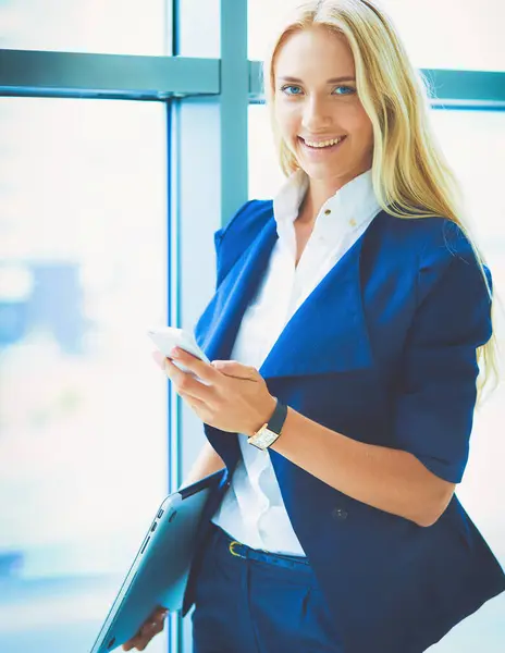 Geschäftsfrau Steht Gegen Bürofenster Und Telefoniert Mit Dem Handy Unternehmerin — Stockfoto