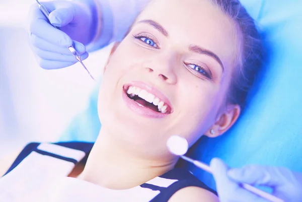 Ung Kvinnlig Patient Med Öppen Mun Undersöker Tandläkarundersökning Tandläkarmottagningen — Stockfoto