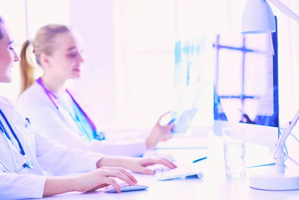 Hastanede Bilgisayarla Çalışan Iki Genç Bayan Doktor — Stok fotoğraf