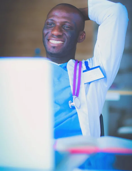 Młody Afrykański Lekarz Pracujący Laptopie Przy Biurku Doktorze Miejsce Pracy — Zdjęcie stockowe