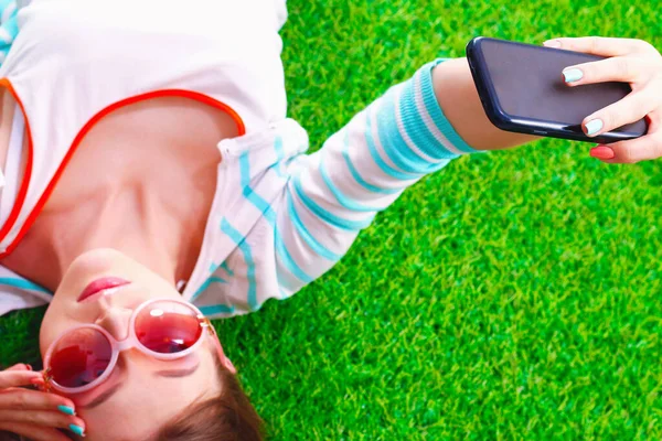 Mooie Jonge Vrouw Selfie Maken Door Haar Telefoon Liggend Groene — Stockfoto