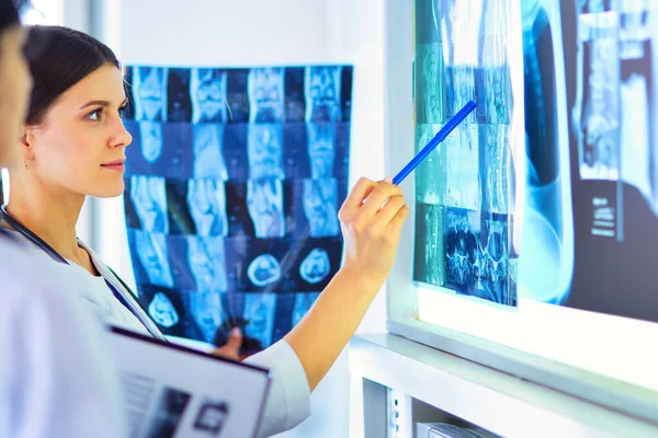 Twee Vrouwelijke Artsen Wijzend Röntgenstralen Een Ziekenhuis — Stockfoto