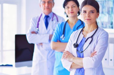 Bir grup doktor ve hemşire hastane odasında bekliyor.