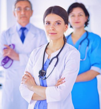 Bir grup doktor ve hemşire hastane odasında bekliyor.