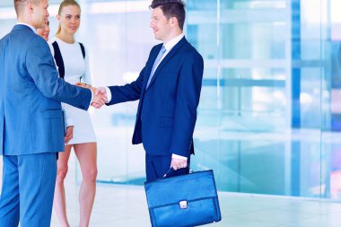 İş adamları kendi elleriyle birlikte bir daire içinde. İş adamları