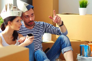 İki katta oturan ev taşıma. Çift .