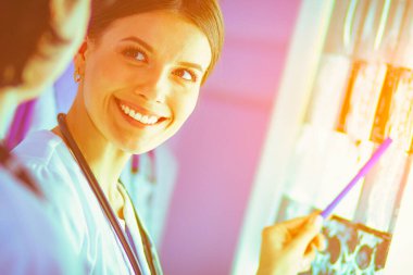 Bir grup doktor hastanede röntgenlere bakıyor.