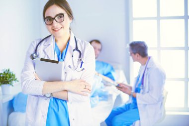 Hastane lobisinde tablet bilgisayar kullanan kadın doktor.,