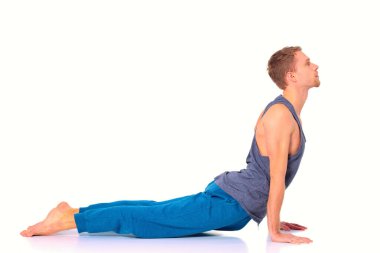 Beyaz arka plan üzerinde egzersiz yaparak yetişkin adam yoga.