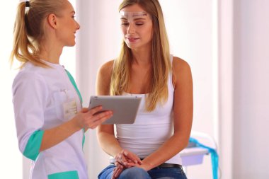 Kaşlar için kalıcı makyaj. Güzellik salonunda kalın kaşlı güzel bir kadın.