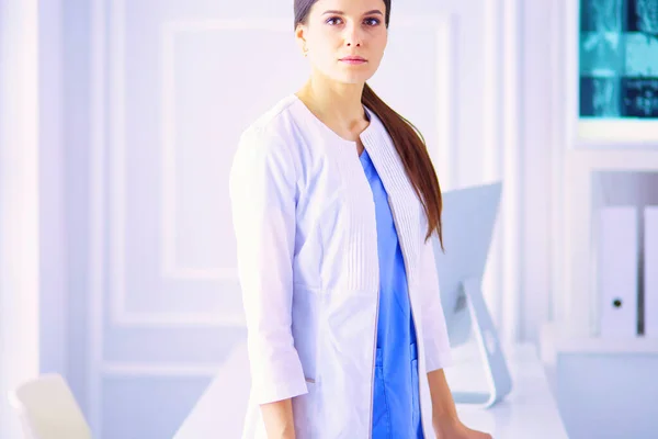 Kórházban Álló Fehér Köpenyes Fiatal Doktornő Portréja — Stock Fotó
