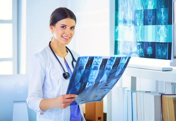 Junge Lächelnde Ärztin Mit Stethoskop Beim Röntgen Der Arztpraxis — Stockfoto