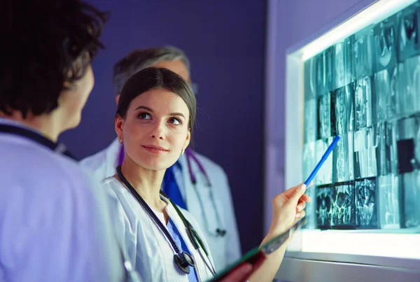 Група Лікарів Які Дивляться Рентгенівські Промені Лікарні — стокове фото