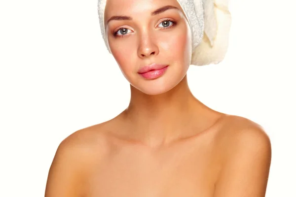 Bella Donna Con Asciugamano Sulla Testa Uno Sfondo Bianco — Foto Stock