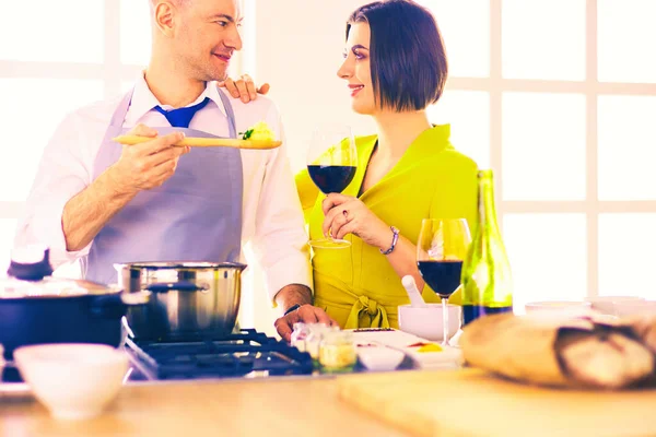 Atraktivní Pár Lásce Vaření Otevírá Víno Kuchyni Zatímco Oni Vaří — Stock fotografie