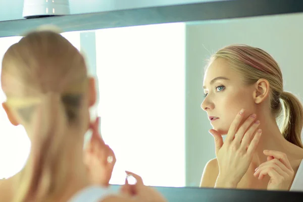 鏡の中の若い健康な女性と反射の顔 — ストック写真