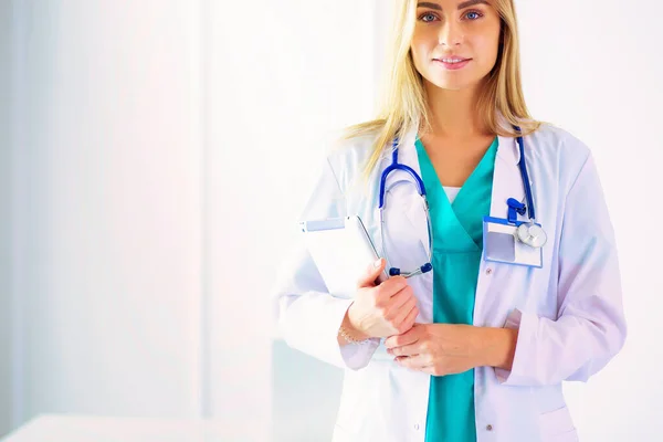 医務室で腕を組んで立つ自信に満ちた女性医師の肖像 — ストック写真