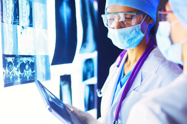 Két Női Orvosnő Röntgent Néz Egy Kórházban — Stock Fotó