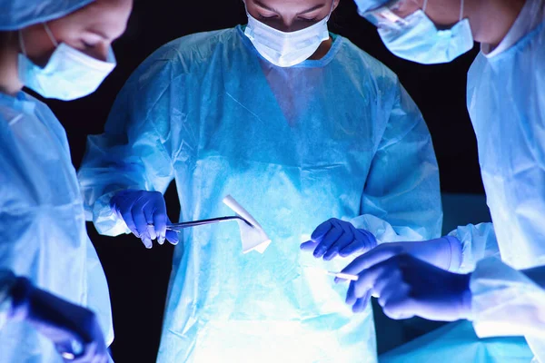 手術中のチーム外科医 — ストック写真