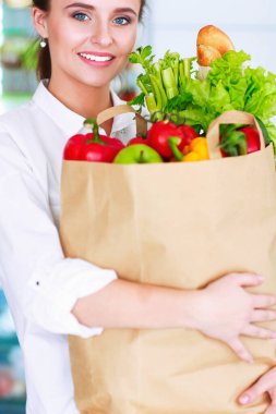 Genç bayan masanın yanında dururken mutfakta krep hazırlıyor. Mutfaktaki kadın. Mutfakta yemek yapmak.