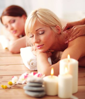 Rahatlatıcı ve spa merkezinde zevk iki genç güzel kadın. İki genç güzel kadın rahatlatıcı.