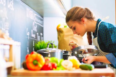 mutfak arka planı duran genç bir kadın portresi