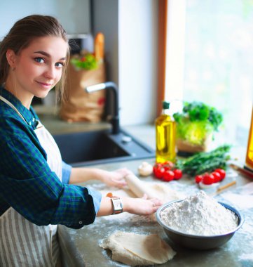 mutfak arka planı duran genç bir kadın portresi