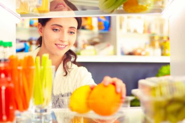 İş kadını ofiste akıllı telefonla mesaj gönderiyor.