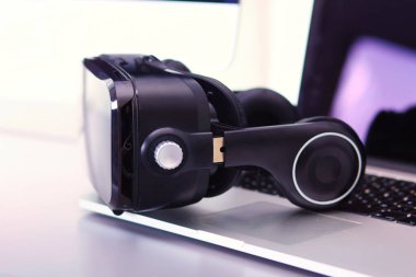 Bilgisayarlı sanal gerçeklik gözlükleri. İş. 3D teknoloji.