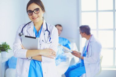 Hastane lobisinde tablet bilgisayar kullanan kadın doktor.,