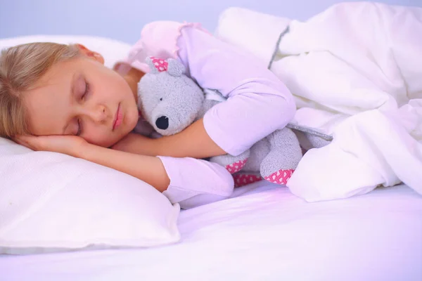 Kleines Mädchen Schläft Bett Mit Einem Spielzeug Teddybär — Stockfoto