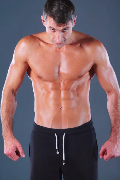 Hombre Musculoso Hombre Musculoso Sobre Fondo Gris Mostrando Músculos Instructor —  Fotos de Stock
