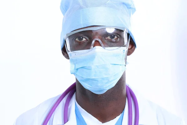 Porträtt Läkare Klädd Mask Och Uniform Isolerad Vit Bakgrund Läkare — Stockfoto