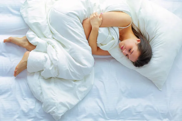 Красивая Женщина Лежит Кровати Дома — стоковое фото