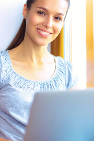 若い美しい女性の自宅のラップトップ コンピューターを使用して 若くてきれいな女性 — ストック写真
