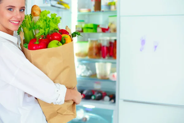 Mujer Joven Sosteniendo Bolsa Compra Comestibles Con Verduras Pie Cocina — Foto de Stock