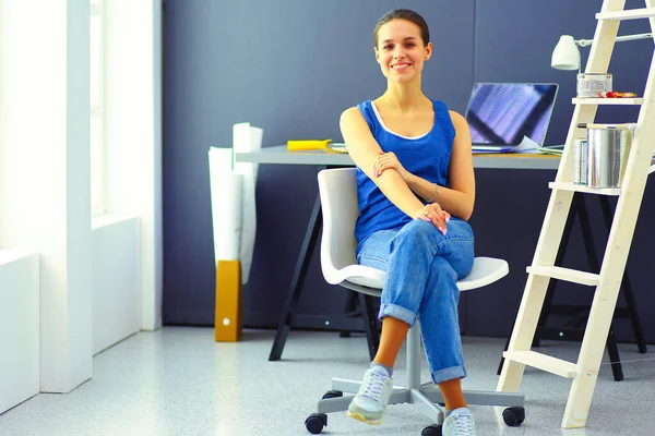 Jonge Vrouw Zit Aan Het Bureau Met Instrumenten Plan Laptop — Stockfoto